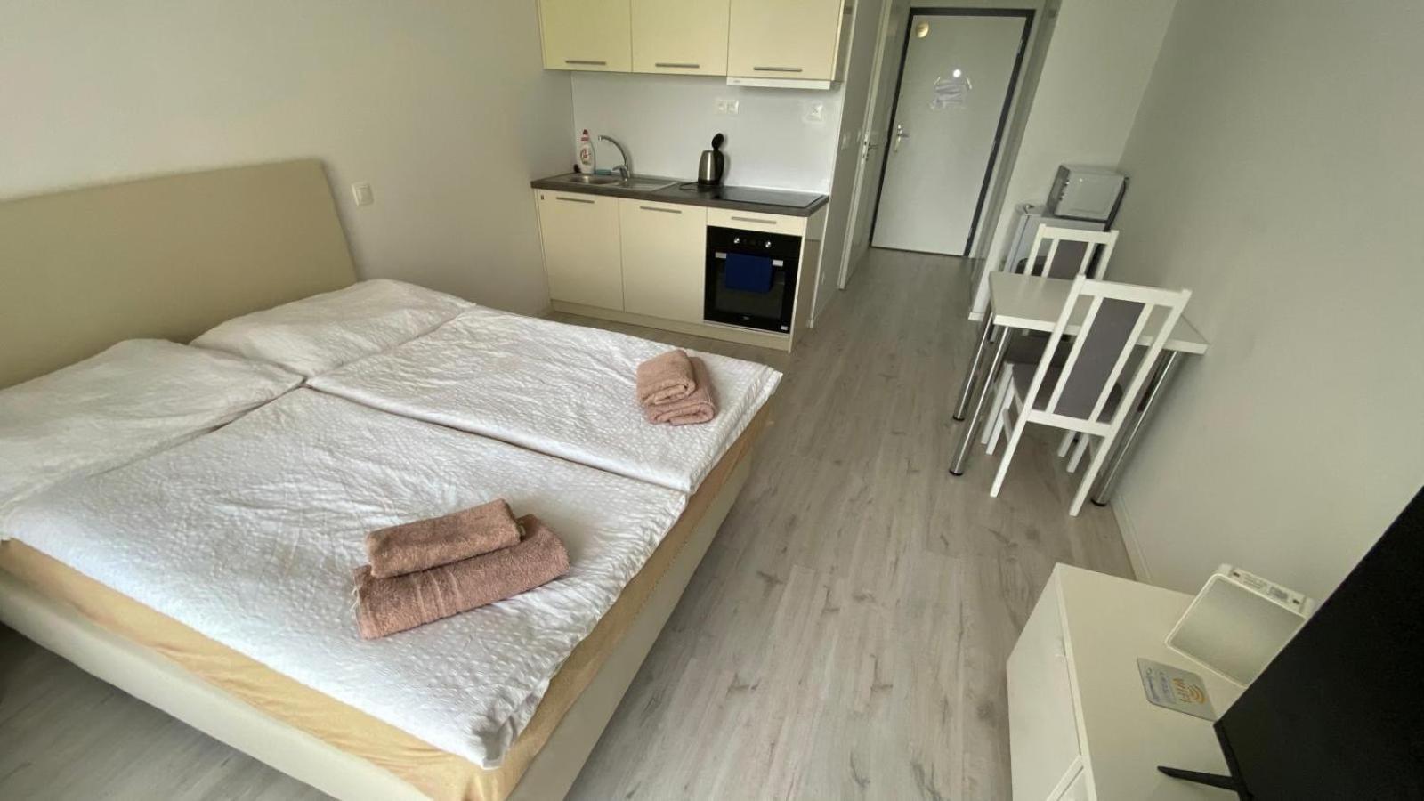 1 Room Apartment With Terrace, Slnecnice, 18B 布拉迪斯拉发 外观 照片